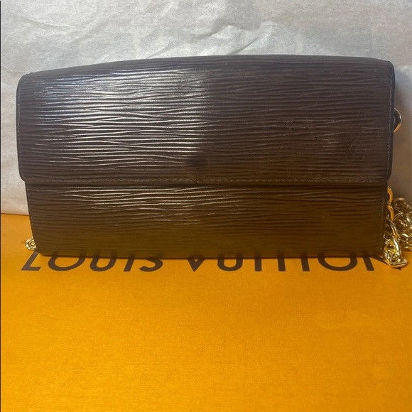 Authentic Louis Vuitton Epi Sarah Wallet - Picture 3 of 12